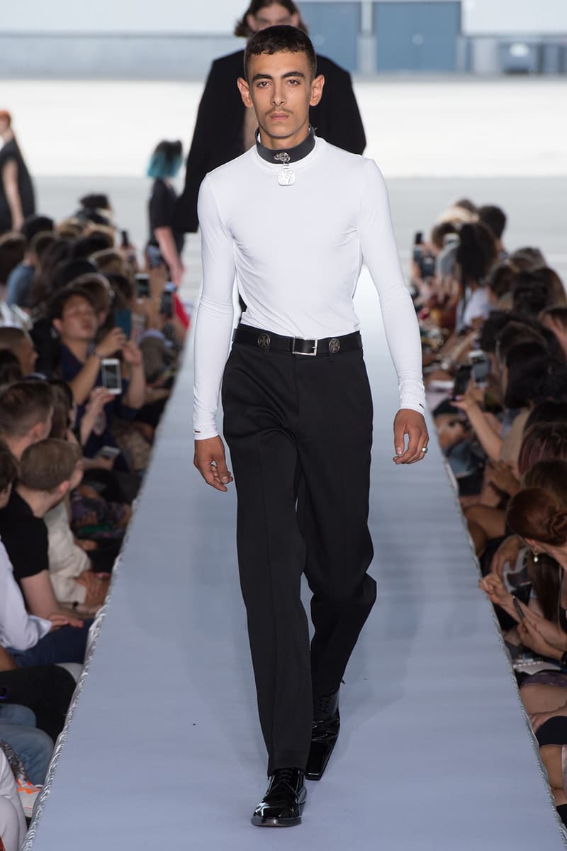 戦争で刻まれた恐怖心と怒りを投影した Vetements 2019年春夏コレクション デムナの母国である現ジョージアとロシア連邦間の紛争をテーマに採用 Demna Gvasalia デムナ・ヴァザリア Vetements ヴェトモン グルジア ジョージア 南オセチア紛争 グラフィックフーディ Tシャツ フィールドジャケット カーゴパンツ トゲを配したハイカットブーツ Reebok リーボック HYPEBEAST ハイプビースト