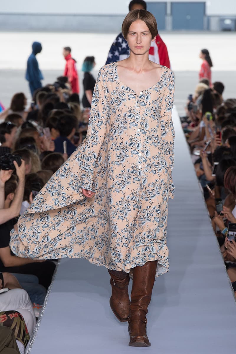 戦争で刻まれた恐怖心と怒りを投影した Vetements 2019年春夏コレクション デムナの母国である現ジョージアとロシア連邦間の紛争をテーマに採用 Demna Gvasalia デムナ・ヴァザリア Vetements ヴェトモン グルジア ジョージア 南オセチア紛争 グラフィックフーディ Tシャツ フィールドジャケット カーゴパンツ トゲを配したハイカットブーツ Reebok リーボック HYPEBEAST ハイプビースト