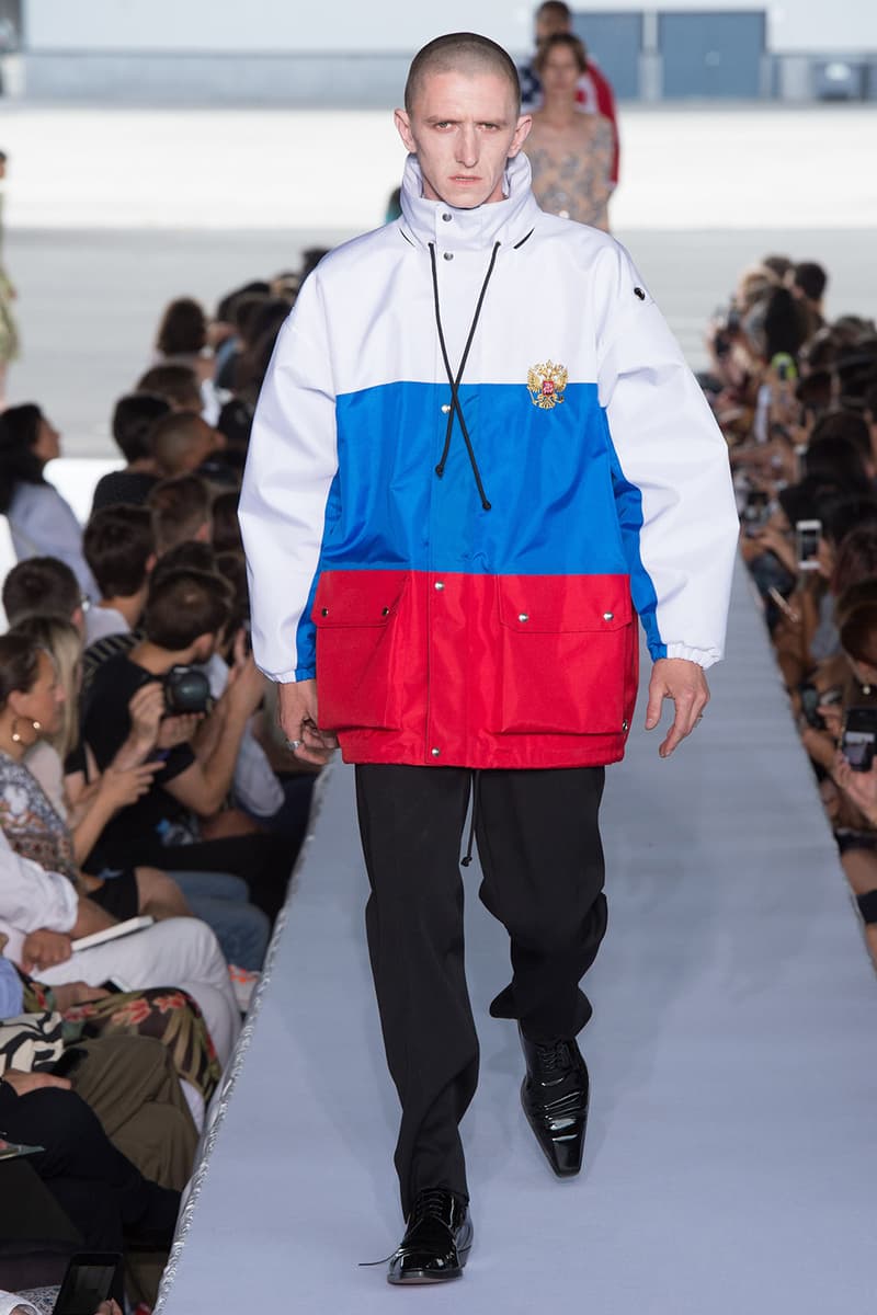 戦争で刻まれた恐怖心と怒りを投影した Vetements 2019年春夏コレクション デムナの母国である現ジョージアとロシア連邦間の紛争をテーマに採用 Demna Gvasalia デムナ・ヴァザリア Vetements ヴェトモン グルジア ジョージア 南オセチア紛争 グラフィックフーディ Tシャツ フィールドジャケット カーゴパンツ トゲを配したハイカットブーツ Reebok リーボック HYPEBEAST ハイプビースト