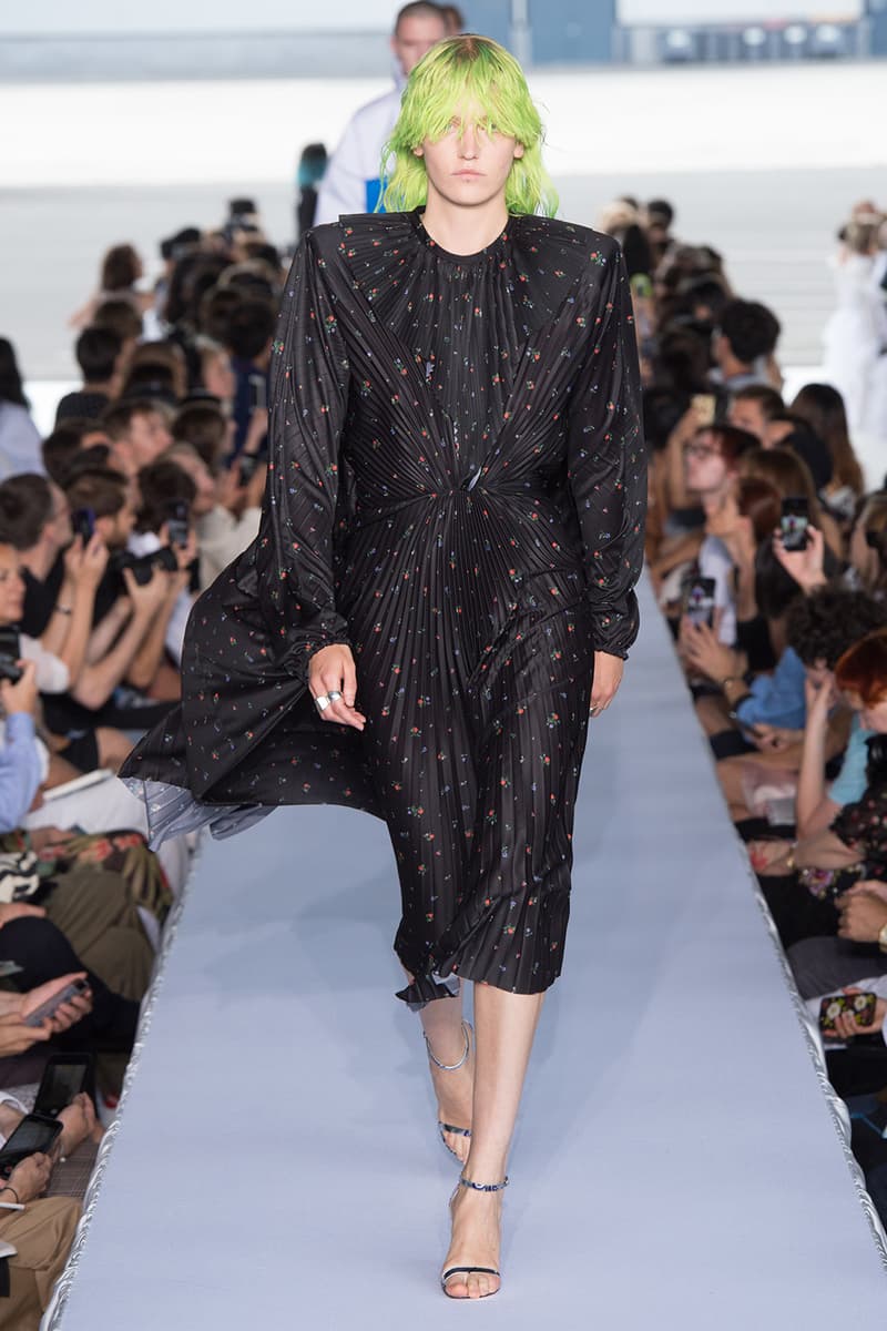戦争で刻まれた恐怖心と怒りを投影した Vetements 2019年春夏コレクション デムナの母国である現ジョージアとロシア連邦間の紛争をテーマに採用 Demna Gvasalia デムナ・ヴァザリア Vetements ヴェトモン グルジア ジョージア 南オセチア紛争 グラフィックフーディ Tシャツ フィールドジャケット カーゴパンツ トゲを配したハイカットブーツ Reebok リーボック HYPEBEAST ハイプビースト