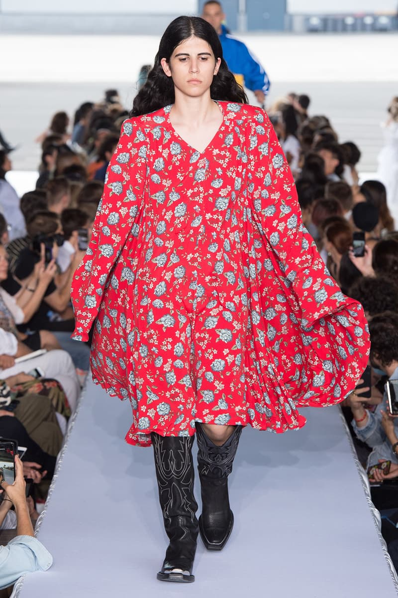 戦争で刻まれた恐怖心と怒りを投影した Vetements 2019年春夏コレクション デムナの母国である現ジョージアとロシア連邦間の紛争をテーマに採用 Demna Gvasalia デムナ・ヴァザリア Vetements ヴェトモン グルジア ジョージア 南オセチア紛争 グラフィックフーディ Tシャツ フィールドジャケット カーゴパンツ トゲを配したハイカットブーツ Reebok リーボック HYPEBEAST ハイプビースト