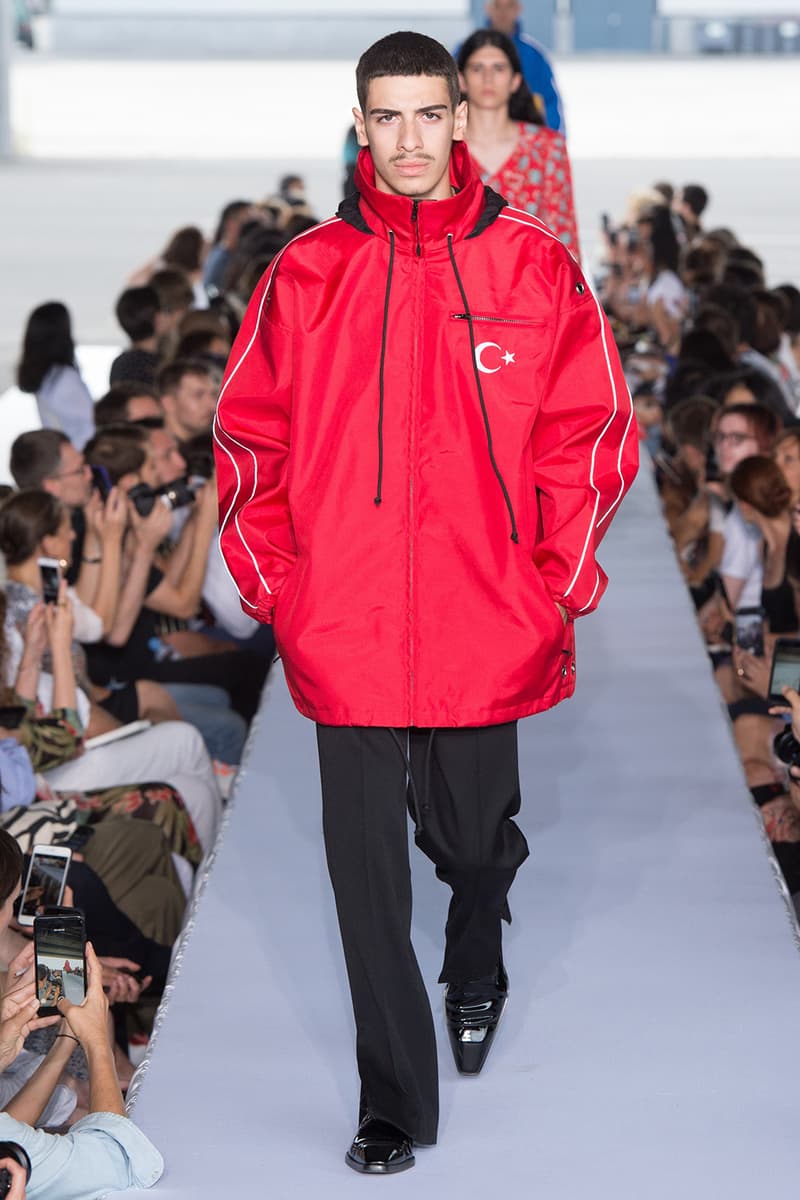 戦争で刻まれた恐怖心と怒りを投影した Vetements 2019年春夏コレクション デムナの母国である現ジョージアとロシア連邦間の紛争をテーマに採用 Demna Gvasalia デムナ・ヴァザリア Vetements ヴェトモン グルジア ジョージア 南オセチア紛争 グラフィックフーディ Tシャツ フィールドジャケット カーゴパンツ トゲを配したハイカットブーツ Reebok リーボック HYPEBEAST ハイプビースト