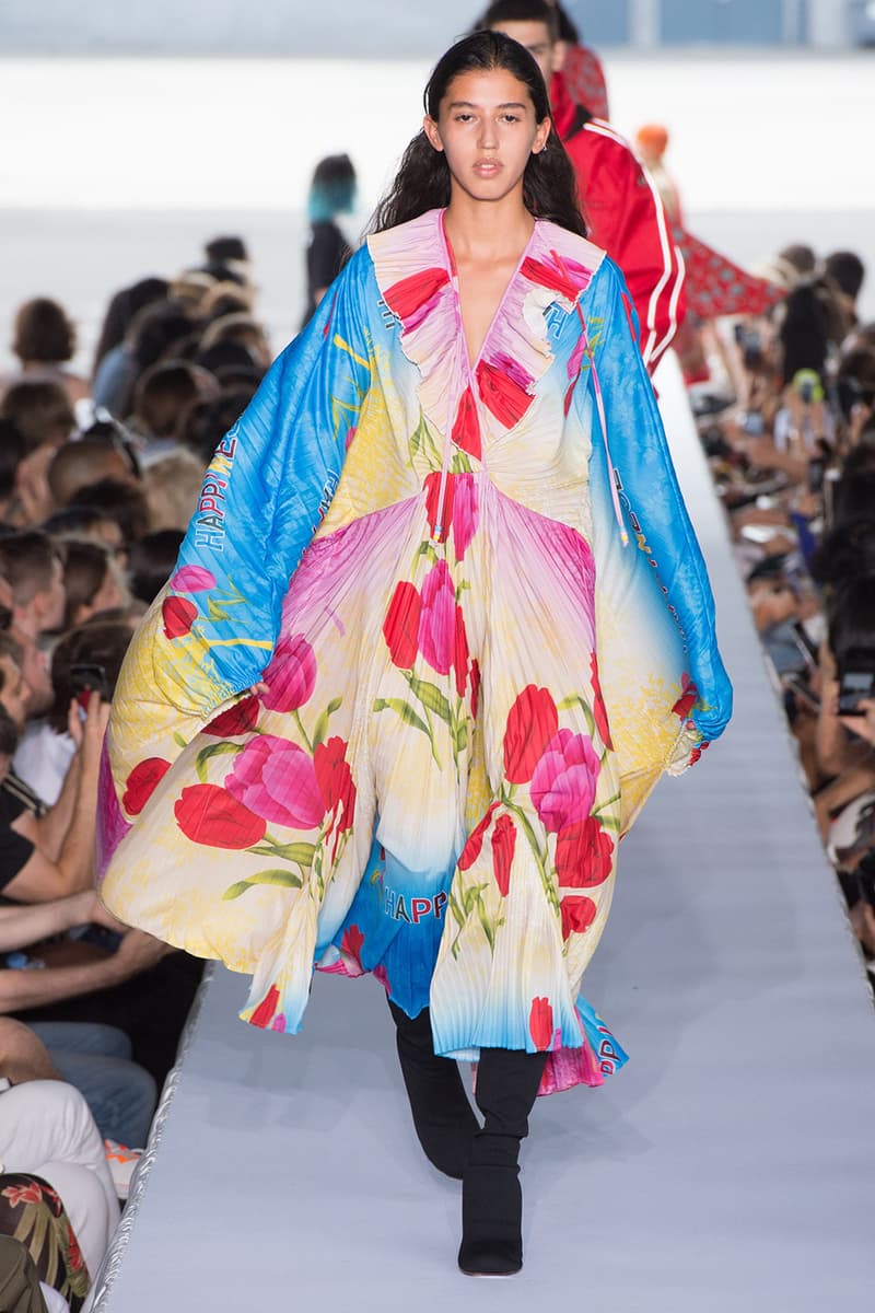 戦争で刻まれた恐怖心と怒りを投影した Vetements 2019年春夏コレクション デムナの母国である現ジョージアとロシア連邦間の紛争をテーマに採用 Demna Gvasalia デムナ・ヴァザリア Vetements ヴェトモン グルジア ジョージア 南オセチア紛争 グラフィックフーディ Tシャツ フィールドジャケット カーゴパンツ トゲを配したハイカットブーツ Reebok リーボック HYPEBEAST ハイプビースト