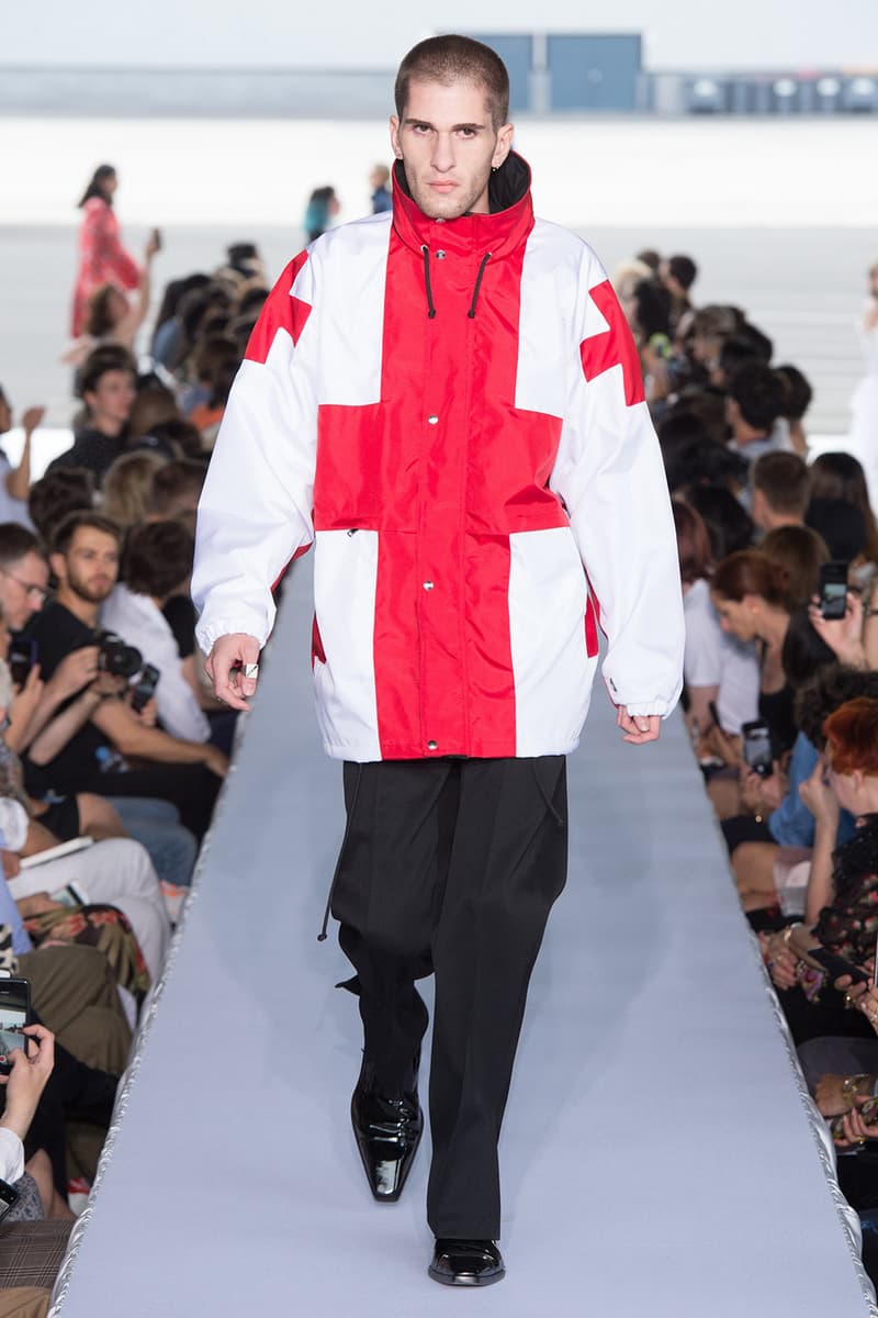 戦争で刻まれた恐怖心と怒りを投影した Vetements 2019年春夏コレクション デムナの母国である現ジョージアとロシア連邦間の紛争をテーマに採用 Demna Gvasalia デムナ・ヴァザリア Vetements ヴェトモン グルジア ジョージア 南オセチア紛争 グラフィックフーディ Tシャツ フィールドジャケット カーゴパンツ トゲを配したハイカットブーツ Reebok リーボック HYPEBEAST ハイプビースト