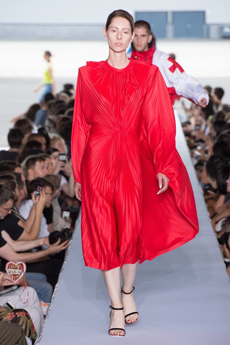 戦争で刻まれた恐怖心と怒りを投影した Vetements 2019年春夏コレクション デムナの母国である現ジョージアとロシア連邦間の紛争をテーマに採用 Demna Gvasalia デムナ・ヴァザリア Vetements ヴェトモン グルジア ジョージア 南オセチア紛争 グラフィックフーディ Tシャツ フィールドジャケット カーゴパンツ トゲを配したハイカットブーツ Reebok リーボック HYPEBEAST ハイプビースト