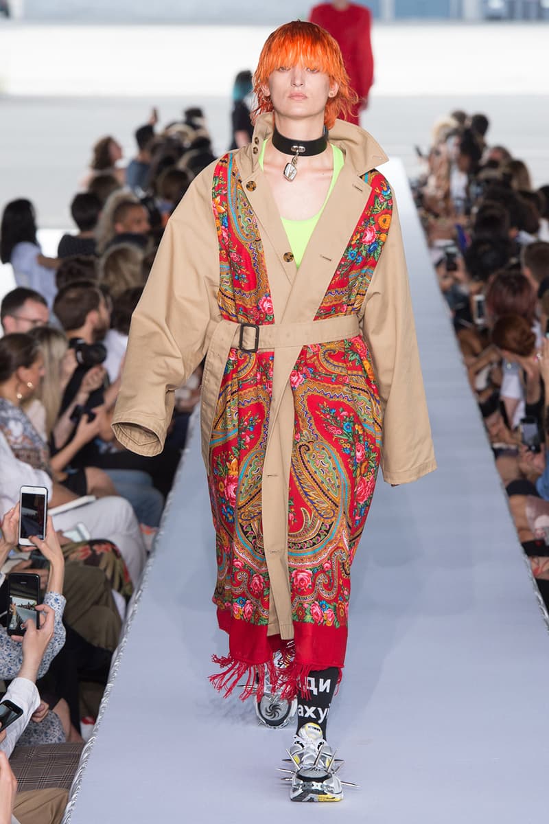 戦争で刻まれた恐怖心と怒りを投影した Vetements 2019年春夏コレクション デムナの母国である現ジョージアとロシア連邦間の紛争をテーマに採用 Demna Gvasalia デムナ・ヴァザリア Vetements ヴェトモン グルジア ジョージア 南オセチア紛争 グラフィックフーディ Tシャツ フィールドジャケット カーゴパンツ トゲを配したハイカットブーツ Reebok リーボック HYPEBEAST ハイプビースト
