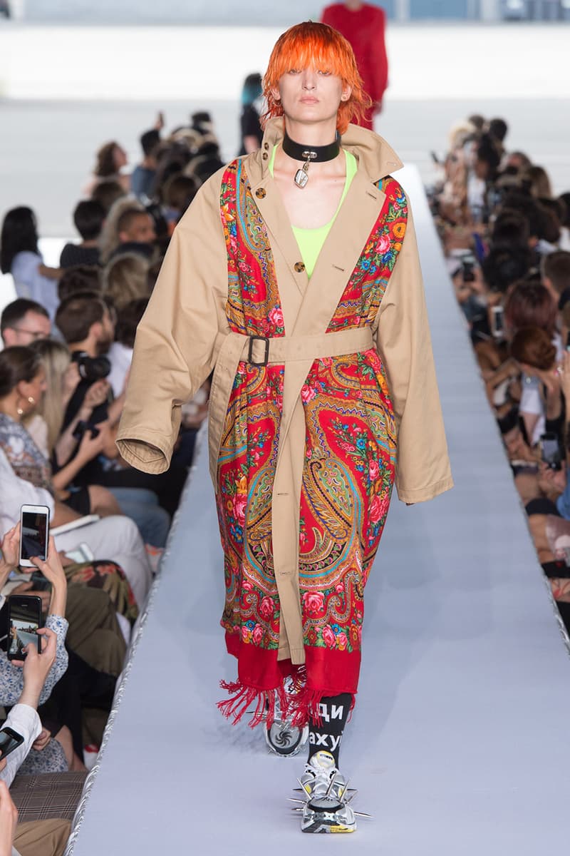 戦争で刻まれた恐怖心と怒りを投影した Vetements 2019年春夏コレクション デムナの母国である現ジョージアとロシア連邦間の紛争をテーマに採用 Demna Gvasalia デムナ・ヴァザリア Vetements ヴェトモン グルジア ジョージア 南オセチア紛争 グラフィックフーディ Tシャツ フィールドジャケット カーゴパンツ トゲを配したハイカットブーツ Reebok リーボック HYPEBEAST ハイプビースト