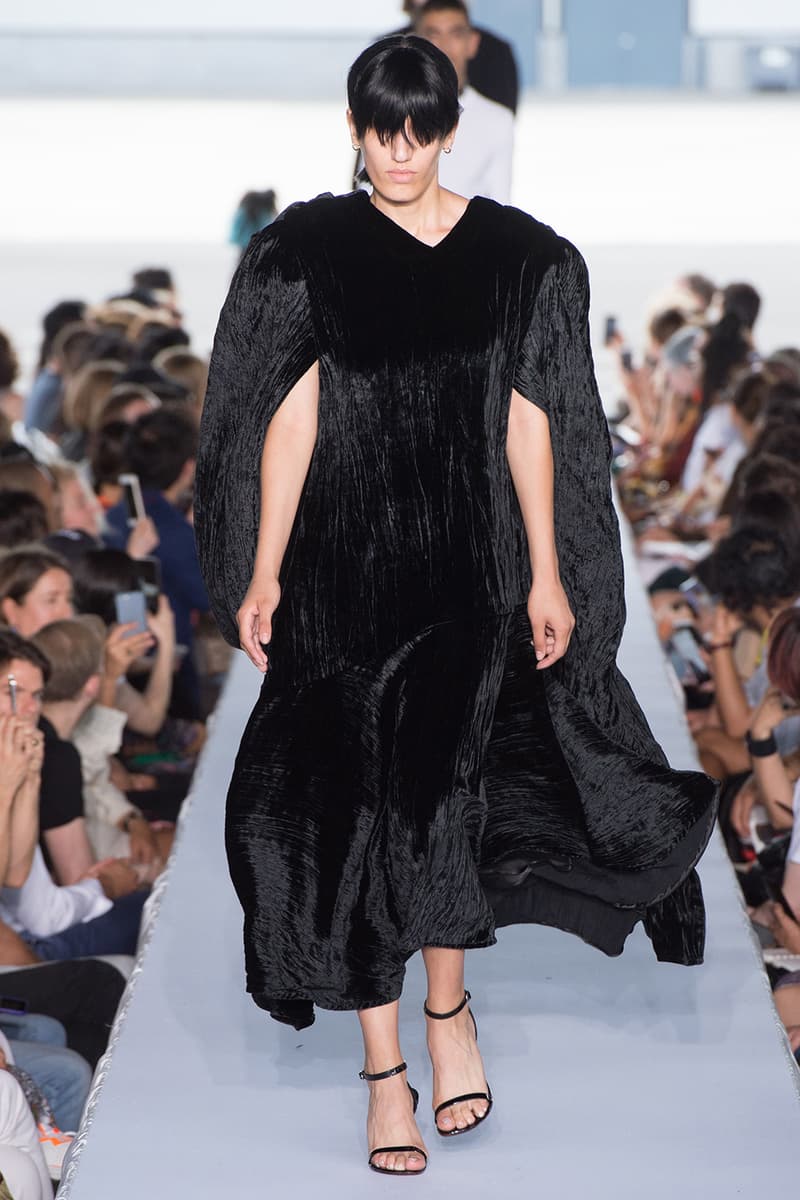 戦争で刻まれた恐怖心と怒りを投影した Vetements 2019年春夏コレクション デムナの母国である現ジョージアとロシア連邦間の紛争をテーマに採用 Demna Gvasalia デムナ・ヴァザリア Vetements ヴェトモン グルジア ジョージア 南オセチア紛争 グラフィックフーディ Tシャツ フィールドジャケット カーゴパンツ トゲを配したハイカットブーツ Reebok リーボック HYPEBEAST ハイプビースト