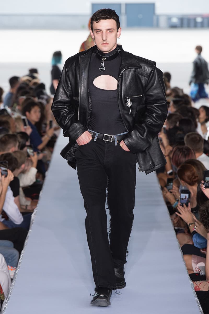 戦争で刻まれた恐怖心と怒りを投影した Vetements 2019年春夏コレクション デムナの母国である現ジョージアとロシア連邦間の紛争をテーマに採用 Demna Gvasalia デムナ・ヴァザリア Vetements ヴェトモン グルジア ジョージア 南オセチア紛争 グラフィックフーディ Tシャツ フィールドジャケット カーゴパンツ トゲを配したハイカットブーツ Reebok リーボック HYPEBEAST ハイプビースト