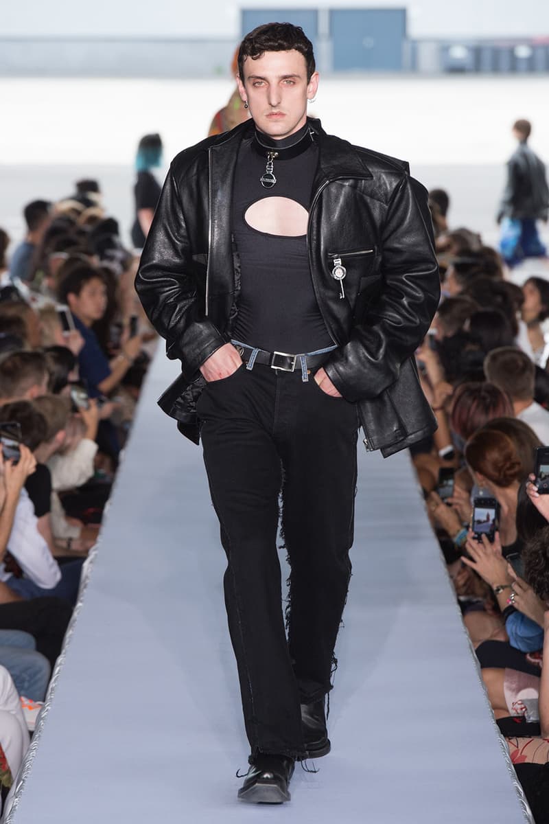 戦争で刻まれた恐怖心と怒りを投影した Vetements 2019年春夏コレクション デムナの母国である現ジョージアとロシア連邦間の紛争をテーマに採用 Demna Gvasalia デムナ・ヴァザリア Vetements ヴェトモン グルジア ジョージア 南オセチア紛争 グラフィックフーディ Tシャツ フィールドジャケット カーゴパンツ トゲを配したハイカットブーツ Reebok リーボック HYPEBEAST ハイプビースト