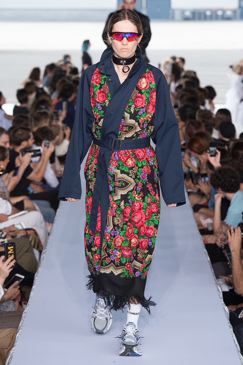戦争で刻まれた恐怖心と怒りを投影した Vetements 2019年春夏コレクション デムナの母国である現ジョージアとロシア連邦間の紛争をテーマに採用 Demna Gvasalia デムナ・ヴァザリア Vetements ヴェトモン グルジア ジョージア 南オセチア紛争 グラフィックフーディ Tシャツ フィールドジャケット カーゴパンツ トゲを配したハイカットブーツ Reebok リーボック HYPEBEAST ハイプビースト