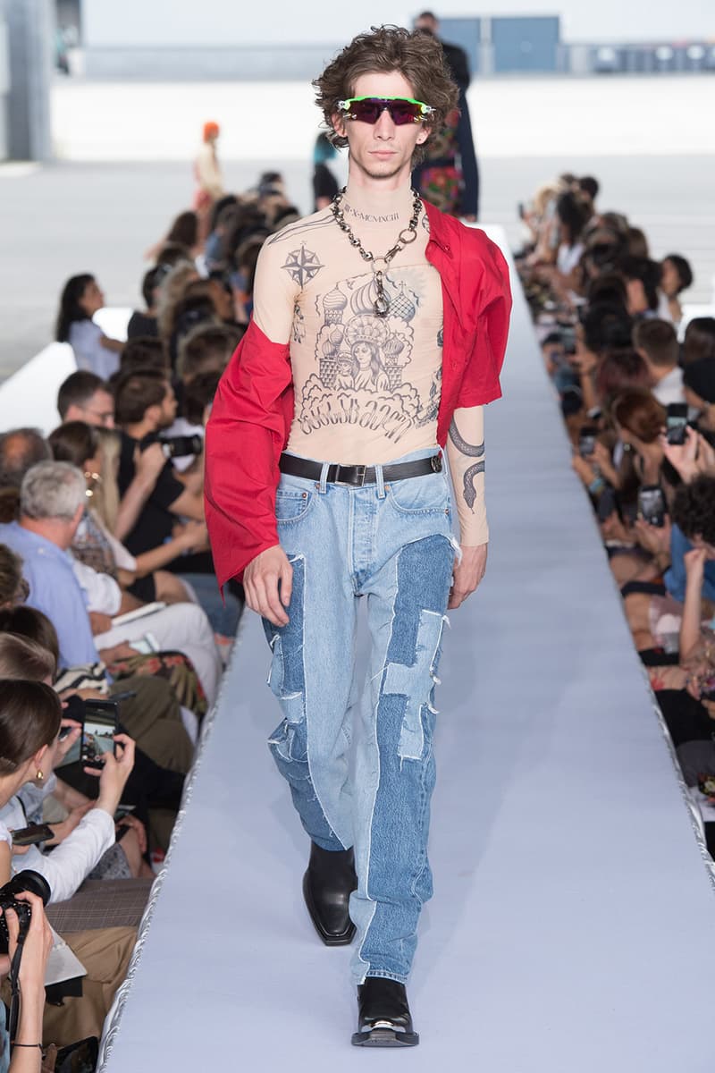 戦争で刻まれた恐怖心と怒りを投影した Vetements 2019年春夏コレクション デムナの母国である現ジョージアとロシア連邦間の紛争をテーマに採用 Demna Gvasalia デムナ・ヴァザリア Vetements ヴェトモン グルジア ジョージア 南オセチア紛争 グラフィックフーディ Tシャツ フィールドジャケット カーゴパンツ トゲを配したハイカットブーツ Reebok リーボック HYPEBEAST ハイプビースト