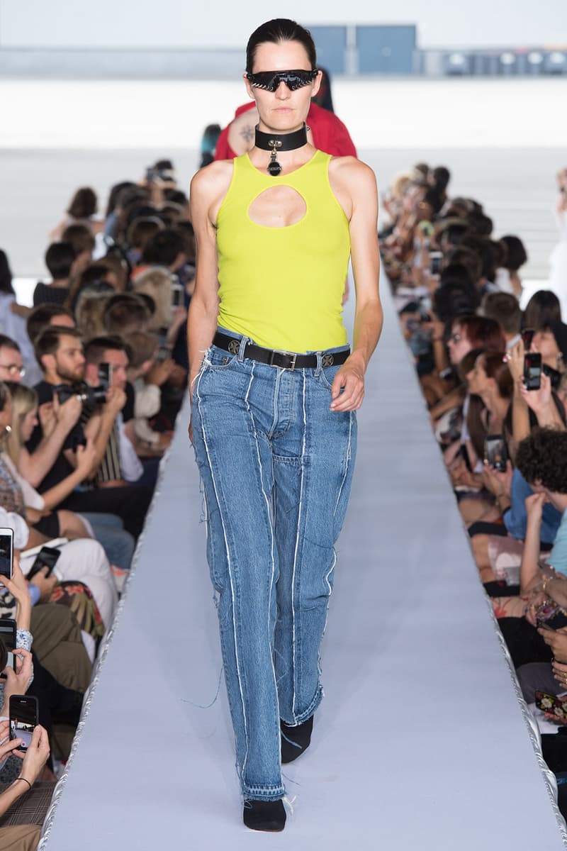 戦争で刻まれた恐怖心と怒りを投影した Vetements 2019年春夏コレクション デムナの母国である現ジョージアとロシア連邦間の紛争をテーマに採用 Demna Gvasalia デムナ・ヴァザリア Vetements ヴェトモン グルジア ジョージア 南オセチア紛争 グラフィックフーディ Tシャツ フィールドジャケット カーゴパンツ トゲを配したハイカットブーツ Reebok リーボック HYPEBEAST ハイプビースト