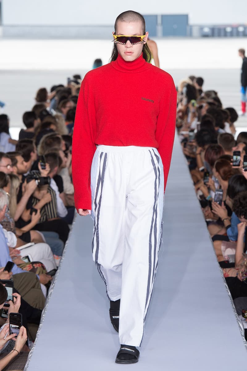 戦争で刻まれた恐怖心と怒りを投影した Vetements 2019年春夏コレクション デムナの母国である現ジョージアとロシア連邦間の紛争をテーマに採用 Demna Gvasalia デムナ・ヴァザリア Vetements ヴェトモン グルジア ジョージア 南オセチア紛争 グラフィックフーディ Tシャツ フィールドジャケット カーゴパンツ トゲを配したハイカットブーツ Reebok リーボック HYPEBEAST ハイプビースト