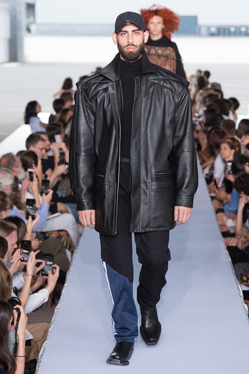 戦争で刻まれた恐怖心と怒りを投影した Vetements 2019年春夏コレクション デムナの母国である現ジョージアとロシア連邦間の紛争をテーマに採用 Demna Gvasalia デムナ・ヴァザリア Vetements ヴェトモン グルジア ジョージア 南オセチア紛争 グラフィックフーディ Tシャツ フィールドジャケット カーゴパンツ トゲを配したハイカットブーツ Reebok リーボック HYPEBEAST ハイプビースト