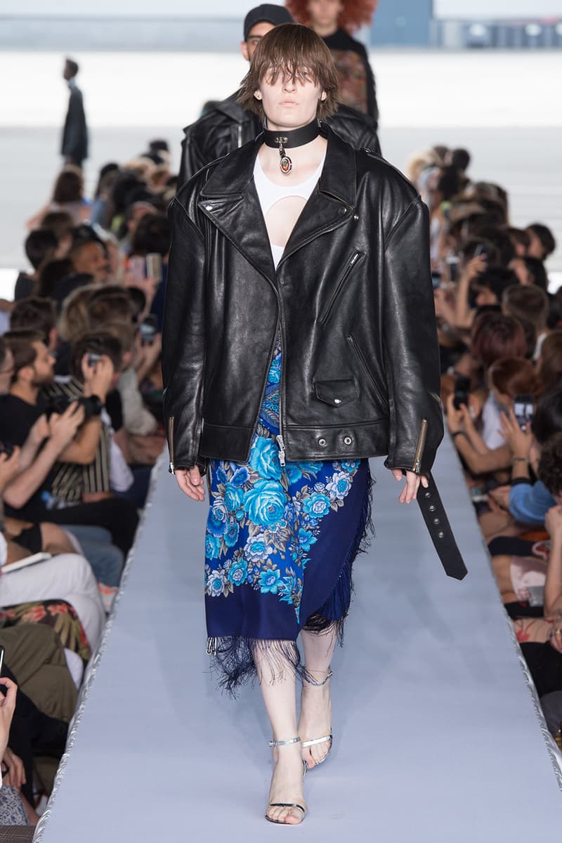 戦争で刻まれた恐怖心と怒りを投影した Vetements 2019年春夏コレクション デムナの母国である現ジョージアとロシア連邦間の紛争をテーマに採用 Demna Gvasalia デムナ・ヴァザリア Vetements ヴェトモン グルジア ジョージア 南オセチア紛争 グラフィックフーディ Tシャツ フィールドジャケット カーゴパンツ トゲを配したハイカットブーツ Reebok リーボック HYPEBEAST ハイプビースト