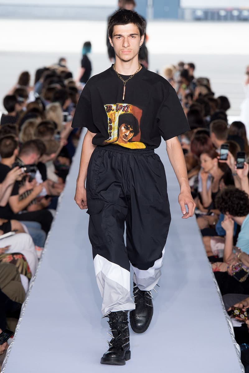 戦争で刻まれた恐怖心と怒りを投影した Vetements 2019年春夏コレクション デムナの母国である現ジョージアとロシア連邦間の紛争をテーマに採用 Demna Gvasalia デムナ・ヴァザリア Vetements ヴェトモン グルジア ジョージア 南オセチア紛争 グラフィックフーディ Tシャツ フィールドジャケット カーゴパンツ トゲを配したハイカットブーツ Reebok リーボック HYPEBEAST ハイプビースト
