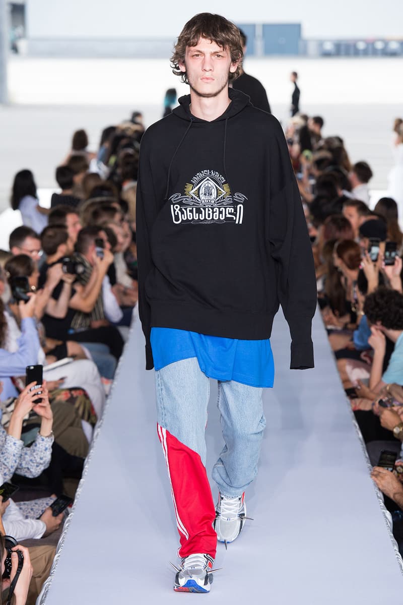 戦争で刻まれた恐怖心と怒りを投影した Vetements 2019年春夏コレクション デムナの母国である現ジョージアとロシア連邦間の紛争をテーマに採用 Demna Gvasalia デムナ・ヴァザリア Vetements ヴェトモン グルジア ジョージア 南オセチア紛争 グラフィックフーディ Tシャツ フィールドジャケット カーゴパンツ トゲを配したハイカットブーツ Reebok リーボック HYPEBEAST ハイプビースト