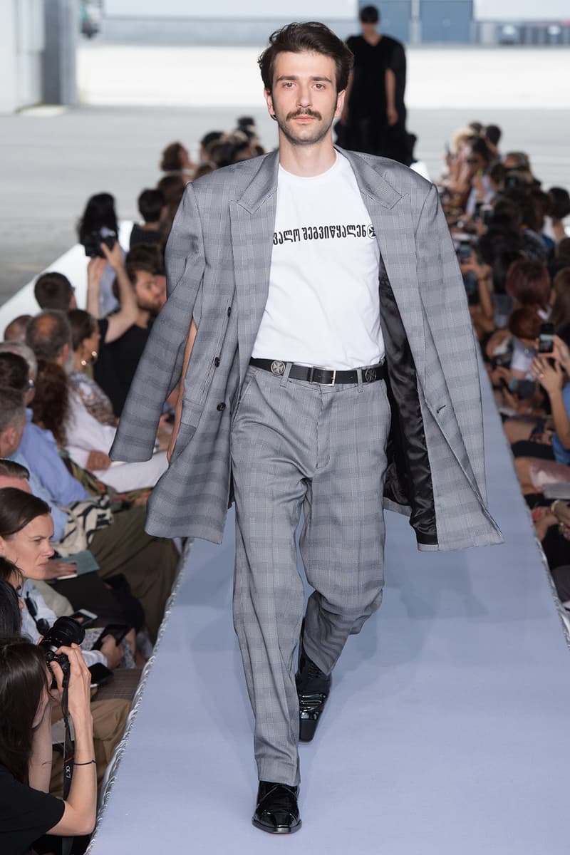 戦争で刻まれた恐怖心と怒りを投影した Vetements 2019年春夏コレクション デムナの母国である現ジョージアとロシア連邦間の紛争をテーマに採用 Demna Gvasalia デムナ・ヴァザリア Vetements ヴェトモン グルジア ジョージア 南オセチア紛争 グラフィックフーディ Tシャツ フィールドジャケット カーゴパンツ トゲを配したハイカットブーツ Reebok リーボック HYPEBEAST ハイプビースト