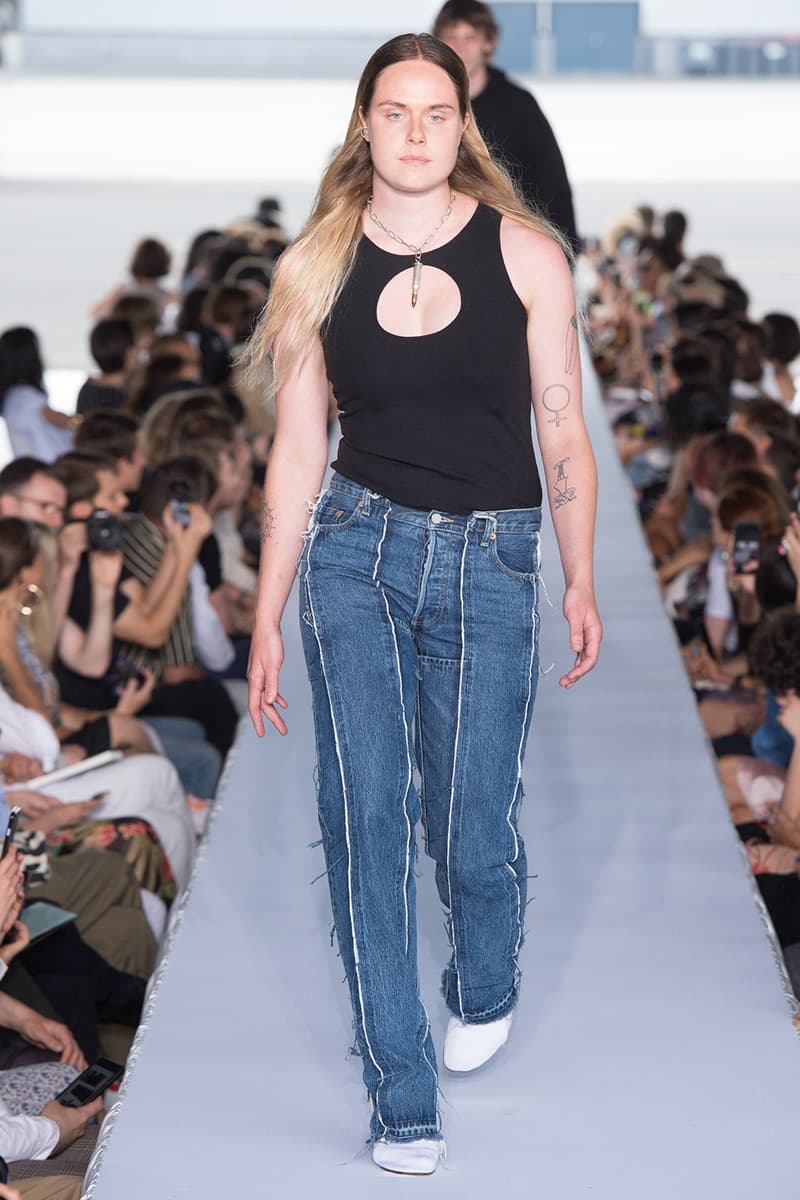 戦争で刻まれた恐怖心と怒りを投影した Vetements 2019年春夏コレクション デムナの母国である現ジョージアとロシア連邦間の紛争をテーマに採用 Demna Gvasalia デムナ・ヴァザリア Vetements ヴェトモン グルジア ジョージア 南オセチア紛争 グラフィックフーディ Tシャツ フィールドジャケット カーゴパンツ トゲを配したハイカットブーツ Reebok リーボック HYPEBEAST ハイプビースト