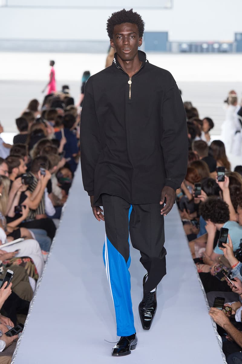 戦争で刻まれた恐怖心と怒りを投影した Vetements 2019年春夏コレクション デムナの母国である現ジョージアとロシア連邦間の紛争をテーマに採用 Demna Gvasalia デムナ・ヴァザリア Vetements ヴェトモン グルジア ジョージア 南オセチア紛争 グラフィックフーディ Tシャツ フィールドジャケット カーゴパンツ トゲを配したハイカットブーツ Reebok リーボック HYPEBEAST ハイプビースト