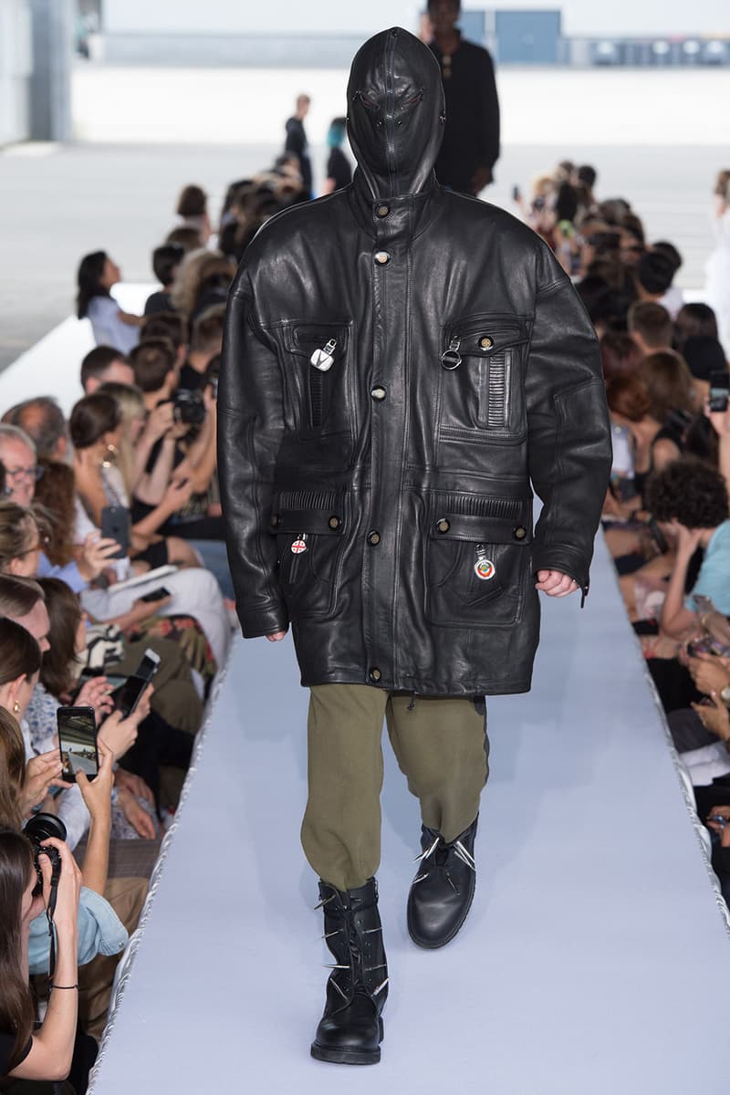 戦争で刻まれた恐怖心と怒りを投影した Vetements 2019年春夏コレクション デムナの母国である現ジョージアとロシア連邦間の紛争をテーマに採用 Demna Gvasalia デムナ・ヴァザリア Vetements ヴェトモン グルジア ジョージア 南オセチア紛争 グラフィックフーディ Tシャツ フィールドジャケット カーゴパンツ トゲを配したハイカットブーツ Reebok リーボック HYPEBEAST ハイプビースト