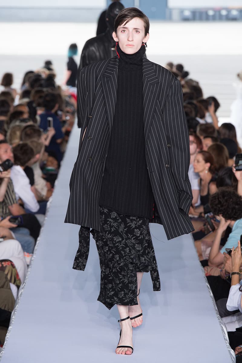 戦争で刻まれた恐怖心と怒りを投影した Vetements 2019年春夏コレクション デムナの母国である現ジョージアとロシア連邦間の紛争をテーマに採用 Demna Gvasalia デムナ・ヴァザリア Vetements ヴェトモン グルジア ジョージア 南オセチア紛争 グラフィックフーディ Tシャツ フィールドジャケット カーゴパンツ トゲを配したハイカットブーツ Reebok リーボック HYPEBEAST ハイプビースト