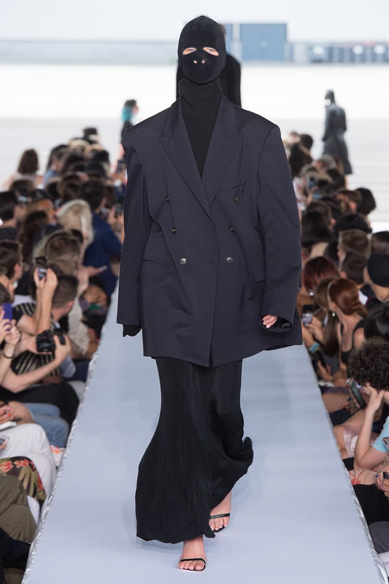 戦争で刻まれた恐怖心と怒りを投影した Vetements 2019年春夏コレクション デムナの母国である現ジョージアとロシア連邦間の紛争をテーマに採用 Demna Gvasalia デムナ・ヴァザリア Vetements ヴェトモン グルジア ジョージア 南オセチア紛争 グラフィックフーディ Tシャツ フィールドジャケット カーゴパンツ トゲを配したハイカットブーツ Reebok リーボック HYPEBEAST ハイプビースト