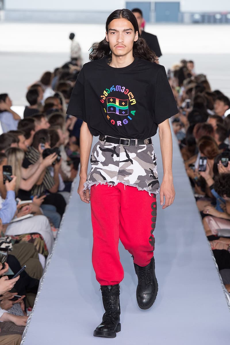戦争で刻まれた恐怖心と怒りを投影した Vetements 2019年春夏コレクション デムナの母国である現ジョージアとロシア連邦間の紛争をテーマに採用 Demna Gvasalia デムナ・ヴァザリア Vetements ヴェトモン グルジア ジョージア 南オセチア紛争 グラフィックフーディ Tシャツ フィールドジャケット カーゴパンツ トゲを配したハイカットブーツ Reebok リーボック HYPEBEAST ハイプビースト