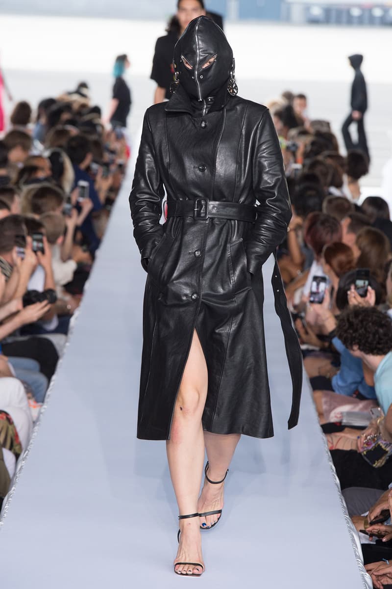 戦争で刻まれた恐怖心と怒りを投影した Vetements 2019年春夏コレクション デムナの母国である現ジョージアとロシア連邦間の紛争をテーマに採用 Demna Gvasalia デムナ・ヴァザリア Vetements ヴェトモン グルジア ジョージア 南オセチア紛争 グラフィックフーディ Tシャツ フィールドジャケット カーゴパンツ トゲを配したハイカットブーツ Reebok リーボック HYPEBEAST ハイプビースト