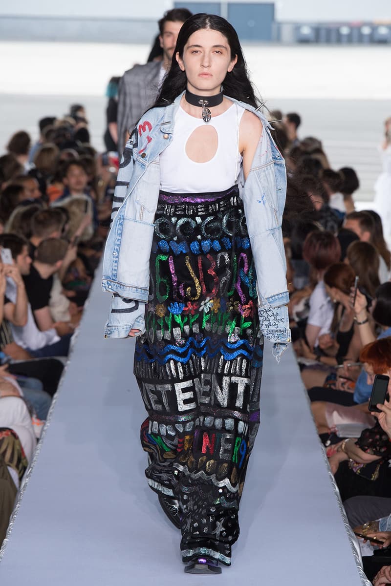 戦争で刻まれた恐怖心と怒りを投影した Vetements 2019年春夏コレクション デムナの母国である現ジョージアとロシア連邦間の紛争をテーマに採用 Demna Gvasalia デムナ・ヴァザリア Vetements ヴェトモン グルジア ジョージア 南オセチア紛争 グラフィックフーディ Tシャツ フィールドジャケット カーゴパンツ トゲを配したハイカットブーツ Reebok リーボック HYPEBEAST ハイプビースト