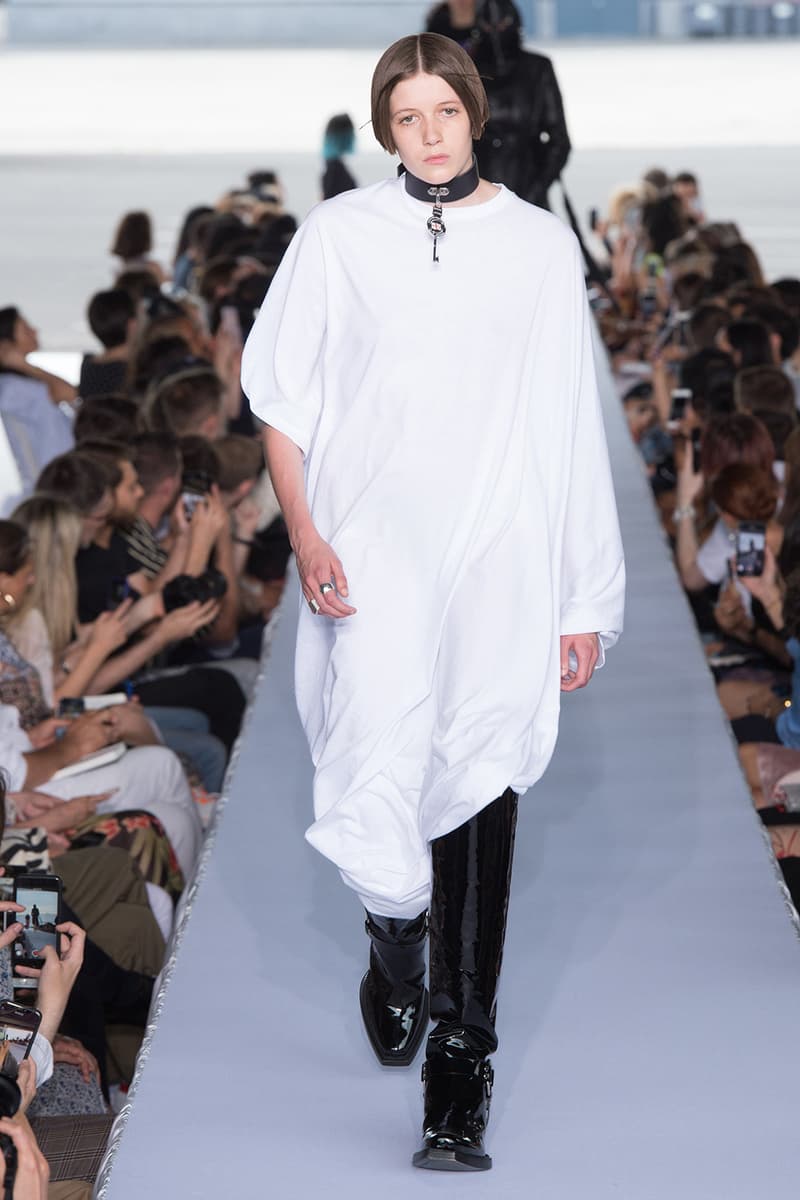 戦争で刻まれた恐怖心と怒りを投影した Vetements 2019年春夏コレクション デムナの母国である現ジョージアとロシア連邦間の紛争をテーマに採用 Demna Gvasalia デムナ・ヴァザリア Vetements ヴェトモン グルジア ジョージア 南オセチア紛争 グラフィックフーディ Tシャツ フィールドジャケット カーゴパンツ トゲを配したハイカットブーツ Reebok リーボック HYPEBEAST ハイプビースト