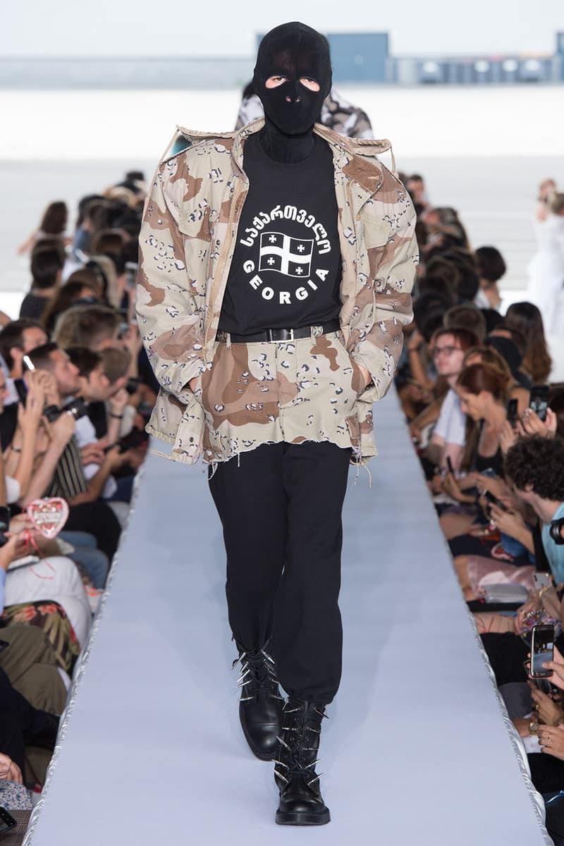 戦争で刻まれた恐怖心と怒りを投影した Vetements 2019年春夏コレクション デムナの母国である現ジョージアとロシア連邦間の紛争をテーマに採用 Demna Gvasalia デムナ・ヴァザリア Vetements ヴェトモン グルジア ジョージア 南オセチア紛争 グラフィックフーディ Tシャツ フィールドジャケット カーゴパンツ トゲを配したハイカットブーツ Reebok リーボック HYPEBEAST ハイプビースト