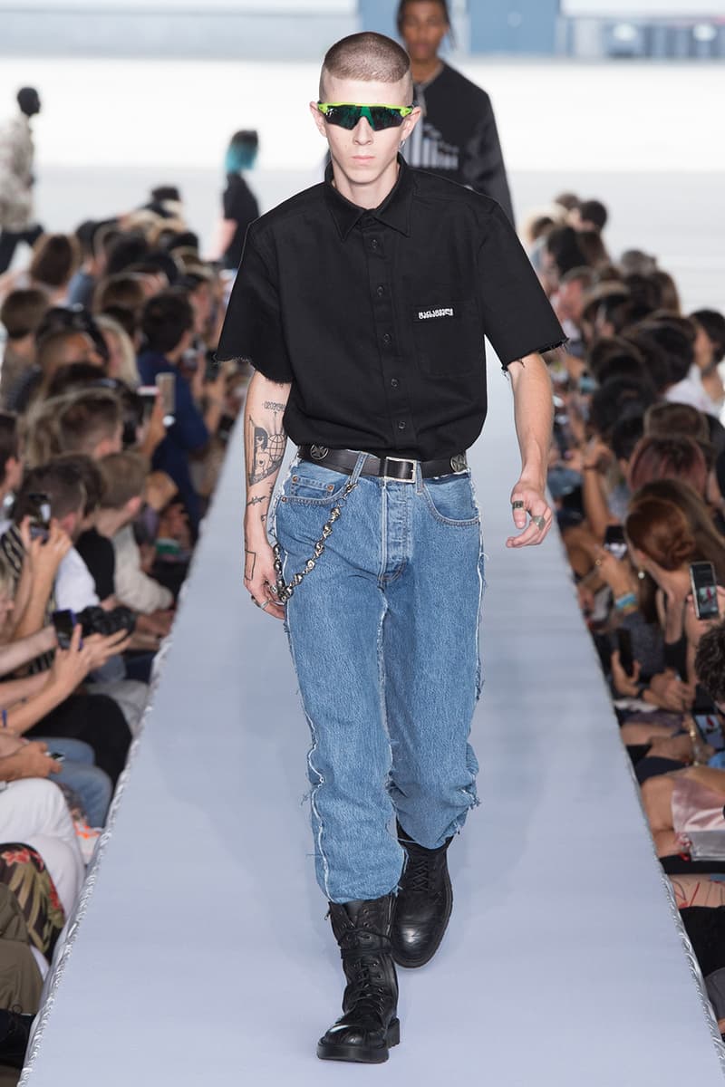 戦争で刻まれた恐怖心と怒りを投影した Vetements 2019年春夏コレクション デムナの母国である現ジョージアとロシア連邦間の紛争をテーマに採用 Demna Gvasalia デムナ・ヴァザリア Vetements ヴェトモン グルジア ジョージア 南オセチア紛争 グラフィックフーディ Tシャツ フィールドジャケット カーゴパンツ トゲを配したハイカットブーツ Reebok リーボック HYPEBEAST ハイプビースト