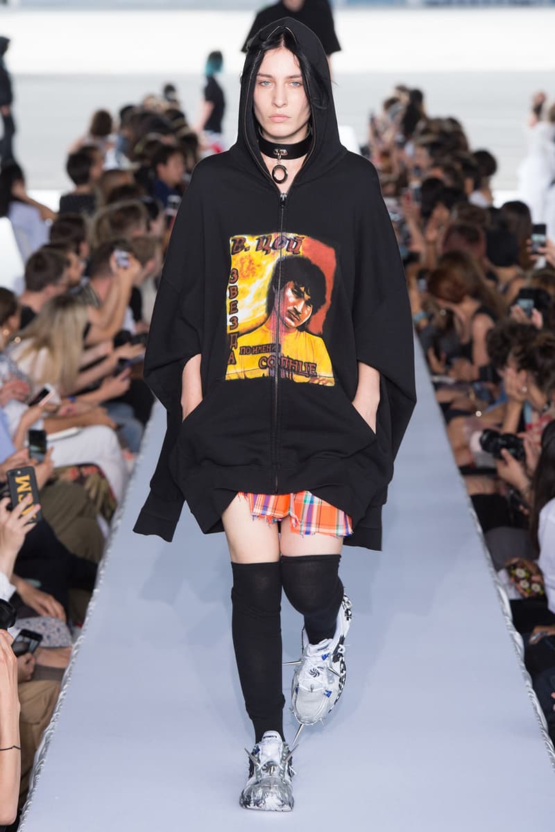 戦争で刻まれた恐怖心と怒りを投影した Vetements 2019年春夏コレクション デムナの母国である現ジョージアとロシア連邦間の紛争をテーマに採用 Demna Gvasalia デムナ・ヴァザリア Vetements ヴェトモン グルジア ジョージア 南オセチア紛争 グラフィックフーディ Tシャツ フィールドジャケット カーゴパンツ トゲを配したハイカットブーツ Reebok リーボック HYPEBEAST ハイプビースト