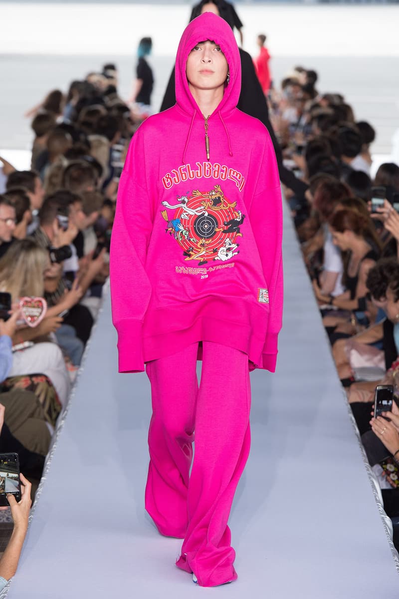 戦争で刻まれた恐怖心と怒りを投影した Vetements 2019年春夏コレクション デムナの母国である現ジョージアとロシア連邦間の紛争をテーマに採用 Demna Gvasalia デムナ・ヴァザリア Vetements ヴェトモン グルジア ジョージア 南オセチア紛争 グラフィックフーディ Tシャツ フィールドジャケット カーゴパンツ トゲを配したハイカットブーツ Reebok リーボック HYPEBEAST ハイプビースト