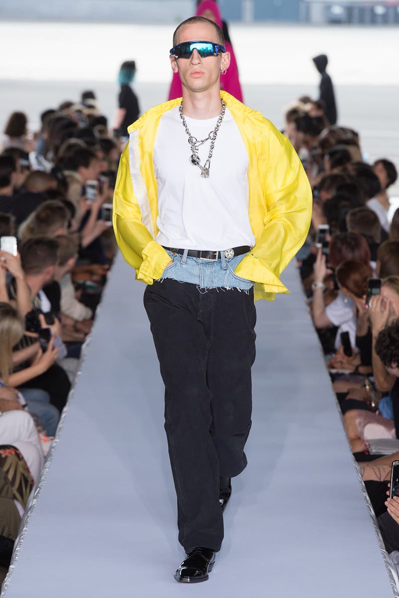 戦争で刻まれた恐怖心と怒りを投影した Vetements 2019年春夏コレクション デムナの母国である現ジョージアとロシア連邦間の紛争をテーマに採用 Demna Gvasalia デムナ・ヴァザリア Vetements ヴェトモン グルジア ジョージア 南オセチア紛争 グラフィックフーディ Tシャツ フィールドジャケット カーゴパンツ トゲを配したハイカットブーツ Reebok リーボック HYPEBEAST ハイプビースト