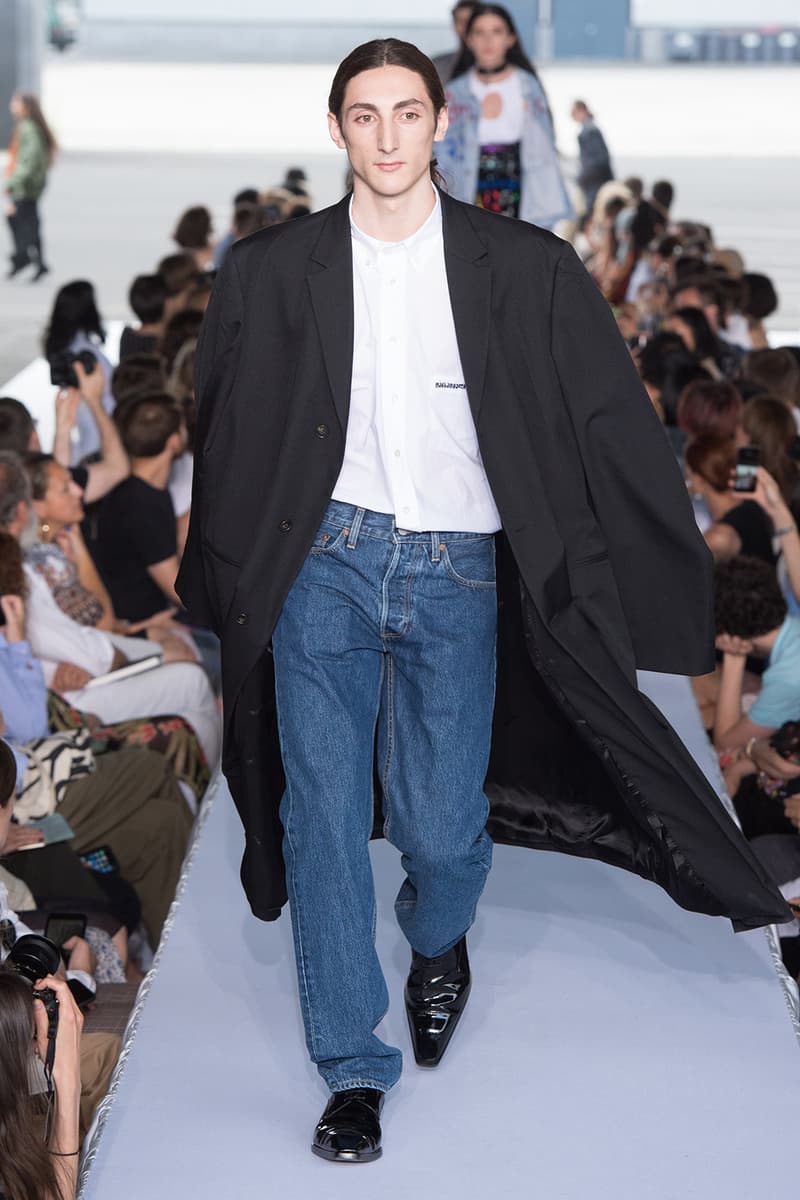 戦争で刻まれた恐怖心と怒りを投影した Vetements 2019年春夏コレクション デムナの母国である現ジョージアとロシア連邦間の紛争をテーマに採用 Demna Gvasalia デムナ・ヴァザリア Vetements ヴェトモン グルジア ジョージア 南オセチア紛争 グラフィックフーディ Tシャツ フィールドジャケット カーゴパンツ トゲを配したハイカットブーツ Reebok リーボック HYPEBEAST ハイプビースト