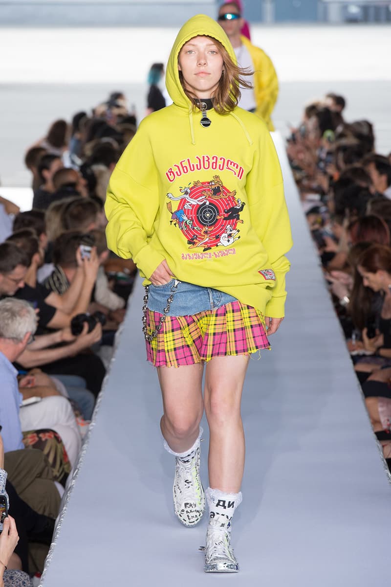 戦争で刻まれた恐怖心と怒りを投影した Vetements 2019年春夏コレクション デムナの母国である現ジョージアとロシア連邦間の紛争をテーマに採用 Demna Gvasalia デムナ・ヴァザリア Vetements ヴェトモン グルジア ジョージア 南オセチア紛争 グラフィックフーディ Tシャツ フィールドジャケット カーゴパンツ トゲを配したハイカットブーツ Reebok リーボック HYPEBEAST ハイプビースト