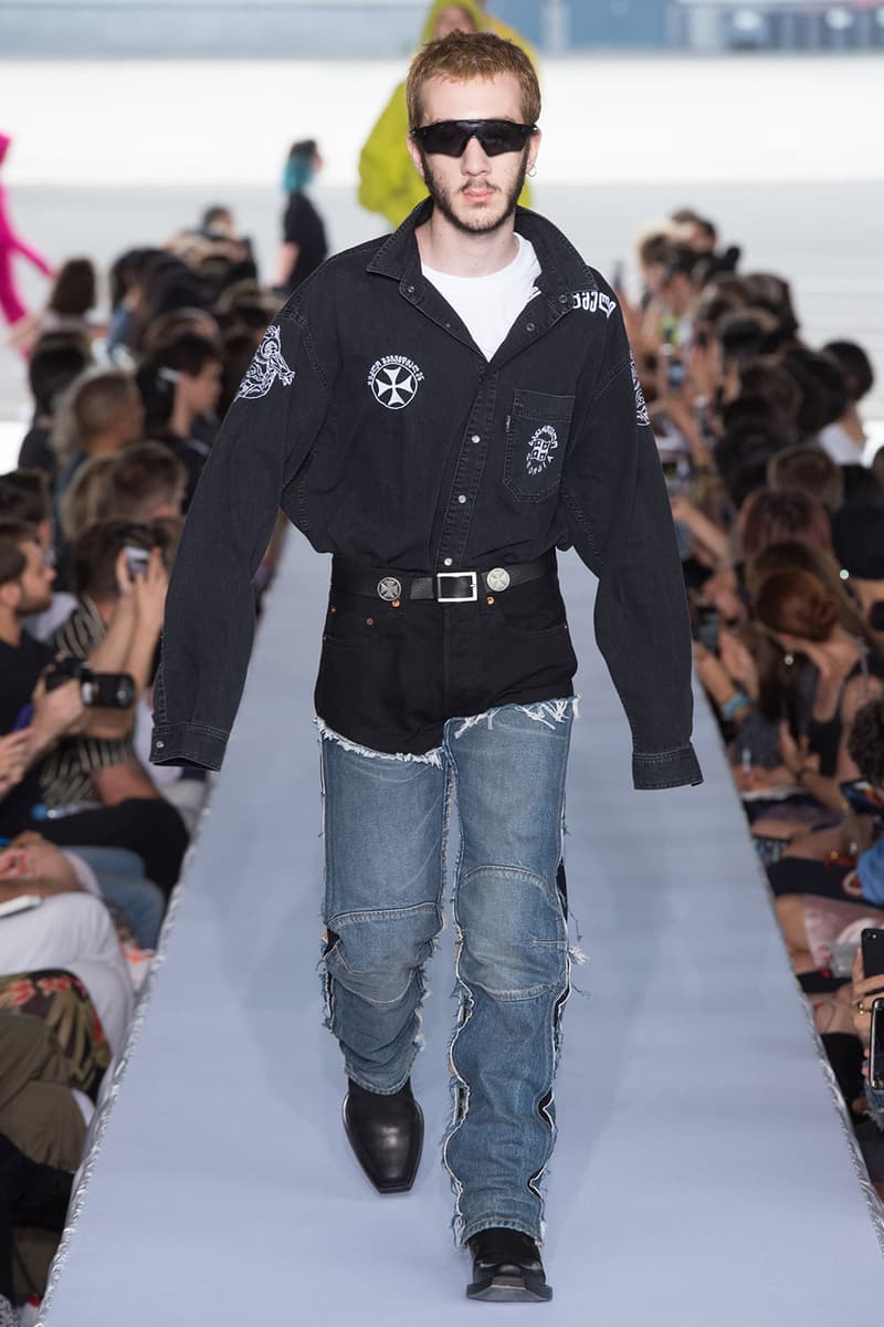 戦争で刻まれた恐怖心と怒りを投影した Vetements 2019年春夏コレクション デムナの母国である現ジョージアとロシア連邦間の紛争をテーマに採用 Demna Gvasalia デムナ・ヴァザリア Vetements ヴェトモン グルジア ジョージア 南オセチア紛争 グラフィックフーディ Tシャツ フィールドジャケット カーゴパンツ トゲを配したハイカットブーツ Reebok リーボック HYPEBEAST ハイプビースト