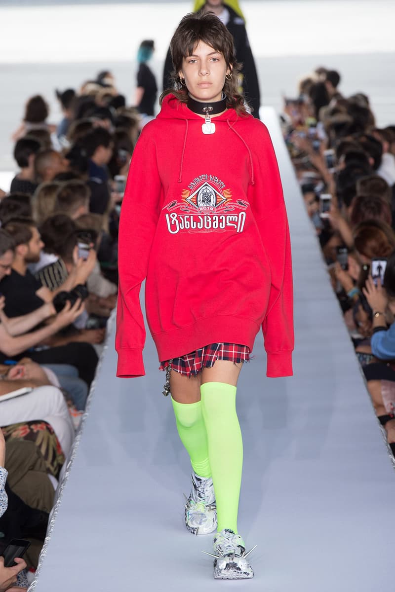 戦争で刻まれた恐怖心と怒りを投影した Vetements 2019年春夏コレクション デムナの母国である現ジョージアとロシア連邦間の紛争をテーマに採用 Demna Gvasalia デムナ・ヴァザリア Vetements ヴェトモン グルジア ジョージア 南オセチア紛争 グラフィックフーディ Tシャツ フィールドジャケット カーゴパンツ トゲを配したハイカットブーツ Reebok リーボック HYPEBEAST ハイプビースト