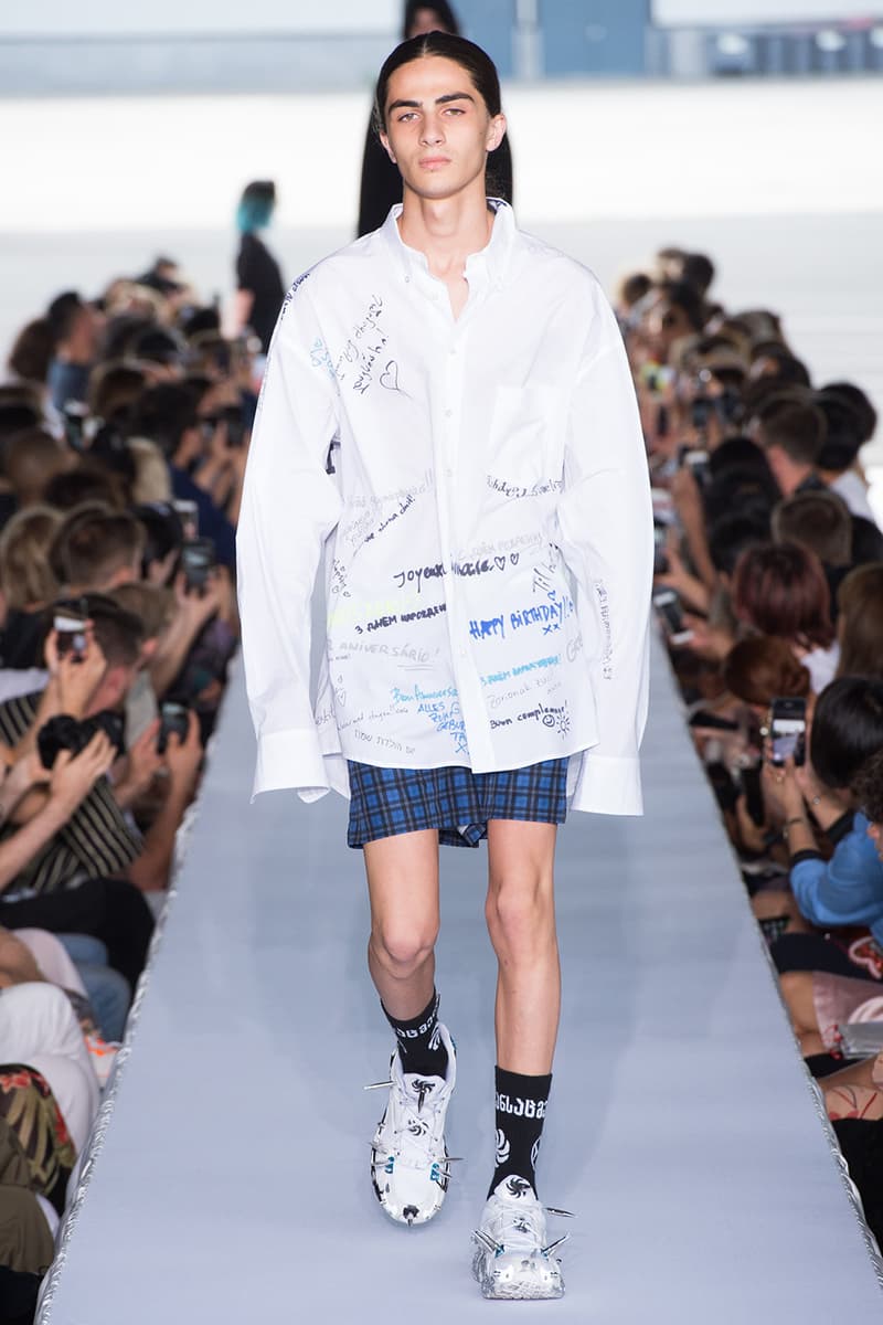 戦争で刻まれた恐怖心と怒りを投影した Vetements 2019年春夏コレクション デムナの母国である現ジョージアとロシア連邦間の紛争をテーマに採用 Demna Gvasalia デムナ・ヴァザリア Vetements ヴェトモン グルジア ジョージア 南オセチア紛争 グラフィックフーディ Tシャツ フィールドジャケット カーゴパンツ トゲを配したハイカットブーツ Reebok リーボック HYPEBEAST ハイプビースト