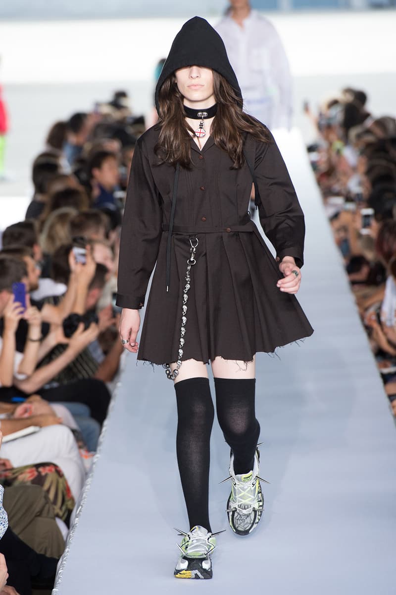 戦争で刻まれた恐怖心と怒りを投影した Vetements 2019年春夏コレクション デムナの母国である現ジョージアとロシア連邦間の紛争をテーマに採用 Demna Gvasalia デムナ・ヴァザリア Vetements ヴェトモン グルジア ジョージア 南オセチア紛争 グラフィックフーディ Tシャツ フィールドジャケット カーゴパンツ トゲを配したハイカットブーツ Reebok リーボック HYPEBEAST ハイプビースト