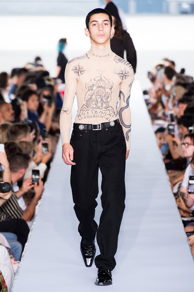 戦争で刻まれた恐怖心と怒りを投影した Vetements 2019年春夏コレクション デムナの母国である現ジョージアとロシア連邦間の紛争をテーマに採用 Demna Gvasalia デムナ・ヴァザリア Vetements ヴェトモン グルジア ジョージア 南オセチア紛争 グラフィックフーディ Tシャツ フィールドジャケット カーゴパンツ トゲを配したハイカットブーツ Reebok リーボック HYPEBEAST ハイプビースト