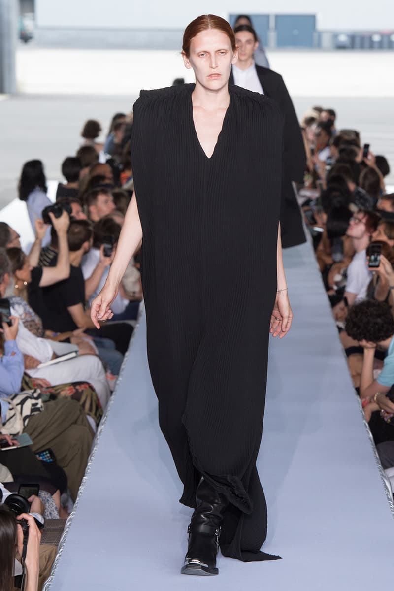 戦争で刻まれた恐怖心と怒りを投影した Vetements 2019年春夏コレクション デムナの母国である現ジョージアとロシア連邦間の紛争をテーマに採用 Demna Gvasalia デムナ・ヴァザリア Vetements ヴェトモン グルジア ジョージア 南オセチア紛争 グラフィックフーディ Tシャツ フィールドジャケット カーゴパンツ トゲを配したハイカットブーツ Reebok リーボック HYPEBEAST ハイプビースト