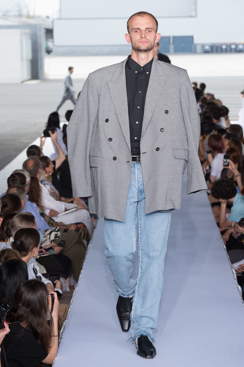 戦争で刻まれた恐怖心と怒りを投影した Vetements 2019年春夏コレクション デムナの母国である現ジョージアとロシア連邦間の紛争をテーマに採用 Demna Gvasalia デムナ・ヴァザリア Vetements ヴェトモン グルジア ジョージア 南オセチア紛争 グラフィックフーディ Tシャツ フィールドジャケット カーゴパンツ トゲを配したハイカットブーツ Reebok リーボック HYPEBEAST ハイプビースト