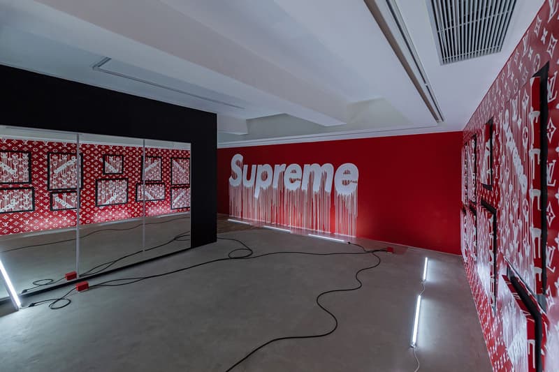 謎に満ちた芸術家 Zevs が Supreme と Louis Vuitton を題材にした個展を開催 ペンキを滴らした独創的な作風が持ち味の覆面アーティストが久しぶりに表舞台に登場 Invader インベーダー André Saraiva アンドレ・サレヴァ ビジュアル・キッドナッピング Zevs ゼウス Supreme シュプリーム Louis Vuitton ルイ・ヴィトン 香港 Over The Influence Gallery Supreme Meme ブランディング モノグラム HYPEBEAST ハイプビースト