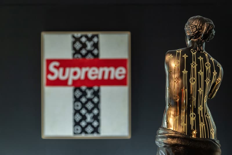 謎に満ちた芸術家 Zevs が Supreme と Louis Vuitton を題材にした個展を開催 ペンキを滴らした独創的な作風が持ち味の覆面アーティストが久しぶりに表舞台に登場 Invader インベーダー André Saraiva アンドレ・サレヴァ ビジュアル・キッドナッピング Zevs ゼウス Supreme シュプリーム Louis Vuitton ルイ・ヴィトン 香港 Over The Influence Gallery Supreme Meme ブランディング モノグラム HYPEBEAST ハイプビースト