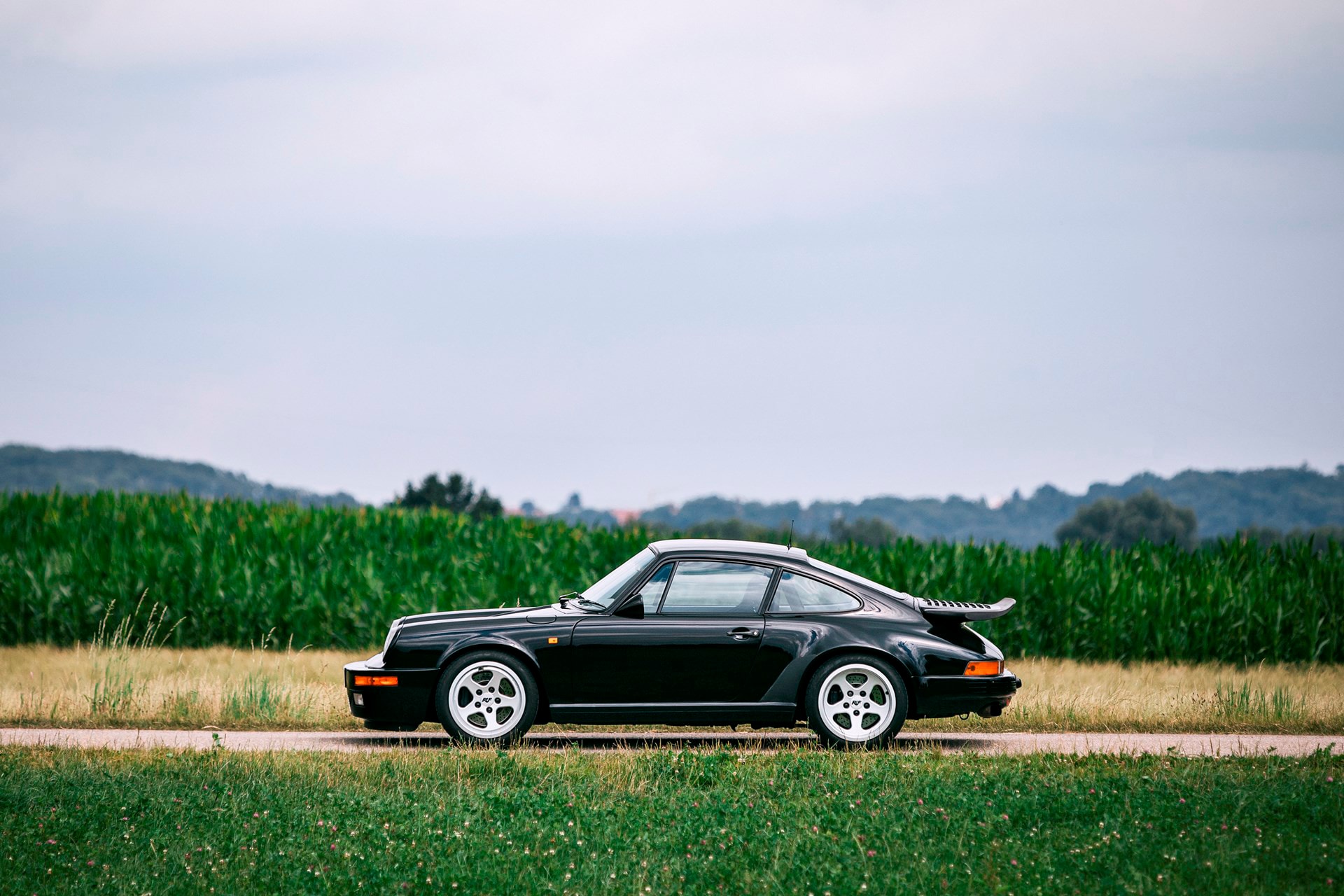 Porsche 911をベースにした1980年代後期の公道最速車両 RUF CTR  「Ferrari」や「Lamborghini」をも凌駕したヴィンテージスポーツカーの傑作 1939年創業の「RUF（ルーフ）」は、ただの「Porsche（ポルシェ）」のチューニングメーカーではない。排気ガスや耐久性などの社会的責任を持つことからドイツ自動車工業会への所属が認められており、Porsche 911をベースとしながらも車体、シャシー、エンジンの全てを徹底的に改良したCTRは、今なお名車としてクルマ好きの脳裏にその存在が刻まれている。  それもそのはず、CTRは1989年当時、市販車として購入できるモデルの最速レコードを保持していたのだ。「Ferrari（フェラリー）」の288GTO、「Mercedes-AMG（メルセデスAMG）」の560SEC 6.0-4V、「Lamborghini（ランボルギーニ）」のCountach、「Porsche」の959など、各メーカーがこぞってスペックの高いモデルを世に送りこんでいたあの時代、イエローバードの愛称で親しまれるCTRは「Road & Track」誌の市販車最速企画で「Ferrari」のF40が持っていた323km/hを塗り替える339.8km/hを記録し、その名を世界に知らしめた。  そんな4輪乗りのロマンとも言える一台より、故障もリストアもされていないオリジナル車両が世界最高峰のオークション「RM Sotheby's」に登場。ここまで状態が良く、52,200kmしか走行していないCTRが市場に姿を現すことは金輪際ないかもしれない。  クルマ好きでもそうでなくとも、その洗練されたプロダクトデザインを是非、上のフォトギャラリーから堪能してみてはいかがだろうか。  推定落札価格の2倍の値がついた「Mercedes-Benz」の300 SL 後期モデルや、世に出回ることのなかった1961年製の幻のオープンカー Plymouth Asimmetrica Concept