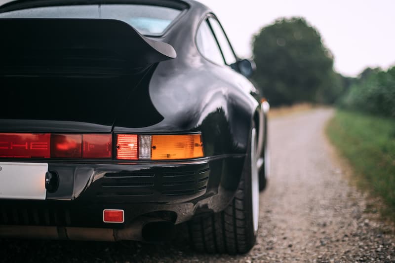 Porsche 911をベースにした1980年代後期の公道最速車両 RUF CTR 「Ferrari」や「Lamborghini」をも凌駕したヴィンテージスポーツカーの傑作 1939年創業の「RUF(ルーフ)」は、ただの「Porsche(ポルシェ)」のチューニングメーカーではない。排気ガスや耐久性などの社会的責任を持つことからドイツ自動車工業会への所属が認められており、Porsche 911をベースとしながらも車体、シャシー、エンジンの全てを徹底的に改良したCTRは、今なお名車としてクルマ好きの脳裏にその存在が刻まれている。 それもそのはず、CTRは1989年当時、市販車として購入できるモデルの最速レコードを保持していたのだ。「Ferrari(フェラリー)」の288GTO、「Mercedes-AMG(メルセデスAMG)」の560SEC 6.0-4V、「Lamborghini(ランボルギーニ)」のCountach、「Porsche」の959など、各メーカーがこぞってスペックの高いモデルを世に送りこんでいたあの時代、イエローバードの愛称で親しまれるCTRは「Road & Track」誌の市販車最速企画で「Ferrari」のF40が持っていた323km/hを塗り替える339.8km/hを記録し、その名を世界に知らしめた。 そんな4輪乗りのロマンとも言える一台より、故障もリストアもされていないオリジナル車両が世界最高峰のオークション「RM Sotheby's」に登場。ここまで状態が良く、52,200kmしか走行していないCTRが市場に姿を現すことは金輪際ないかもしれない。 クルマ好きでもそうでなくとも、その洗練されたプロダクトデザインを是非、上のフォトギャラリーから堪能してみてはいかがだろうか。 推定落札価格の2倍の値がついた「Mercedes-Benz」の300 SL 後期モデルや、世に出回ることのなかった1961年製の幻のオープンカー Plymouth Asimmetrica Concept